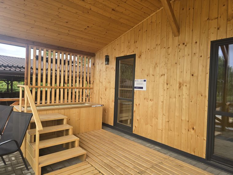 Drewniana balia na tarasie strefy Leśnego SPA